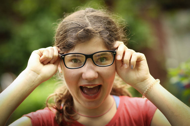 близорукая девочка-подросток с близорукостью в новых очках для коррекции зрения
 - Фото, изображение
