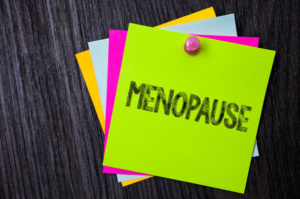 Текст слова Менопауза. Деловая концепция прекращения менструации Период гормональных изменений у пожилых женщин Несколько липких карточек прикреплены цветной темной подкладкой
 - Фото, изображение