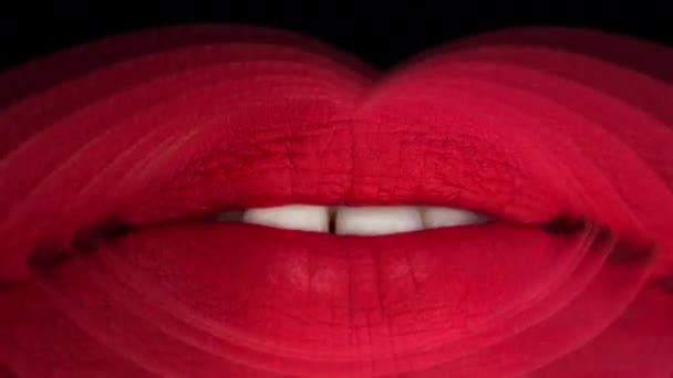 Kadın farklı görüntülerini siyah arka plan üzerine güzel kırmızı dudaklar - Video, Çekim