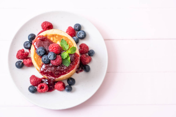 souffle pancake with fresh raspberries and blueberries - Fotoğraf, Görsel