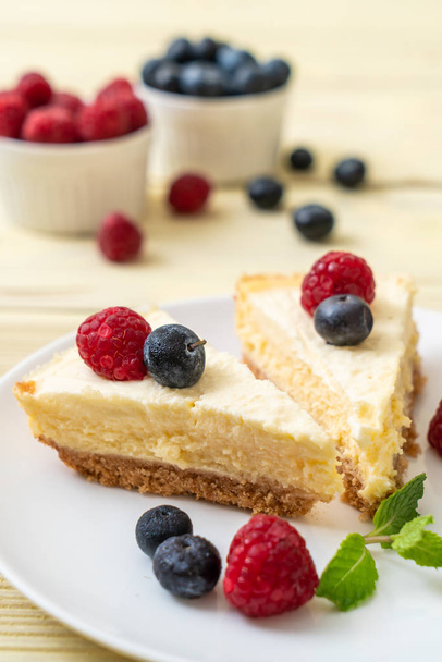 Homemade cheesecake with fresh raspberries and blueberries - Foto, Bild