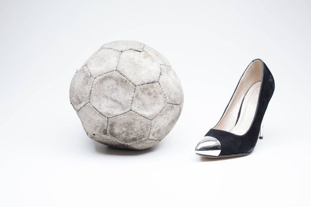 negro ancianas zapato en tacones altos sobre un fondo blanco whit un fútbol de cuero
 - Foto, imagen