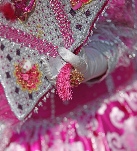 イタリアのヴェネツィアのカーニバルで女性が着用している典型的なピンクのドレス - 写真・画像