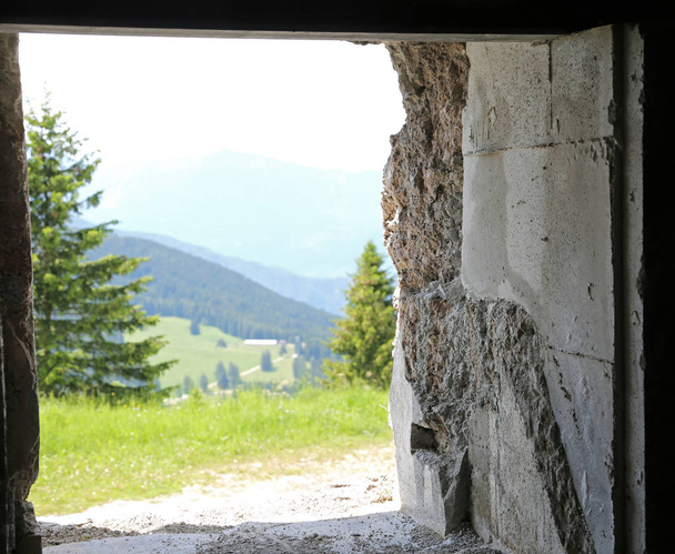 Fenêtres de forteresse de la Première Guerre mondiale par des soldats autrichiens appelés Forte Sommo dans le nord de l'Italie dans la région du Trentin
 - Photo, image