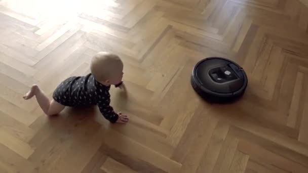 Dziecko kontra Robot Vacuum Cleaner - Materiał filmowy, wideo