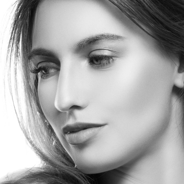 retrato de mujer joven con maquillaje natural sobre fondo blanco
 - Foto, imagen