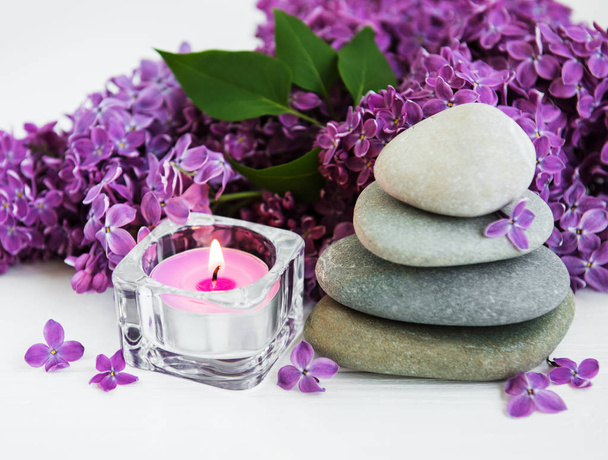 produits de spa, pierres de massage, bougies et fleurs de lilas
 - Photo, image