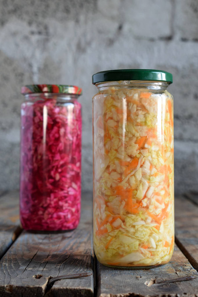 Sauerkraut en frasco de vidrio, col marinada, zanahoria y remolacha. Probióticos y alimentos fermentados. Pepinillos. Concepto de comida vegetariana enlatada
 - Foto, Imagen