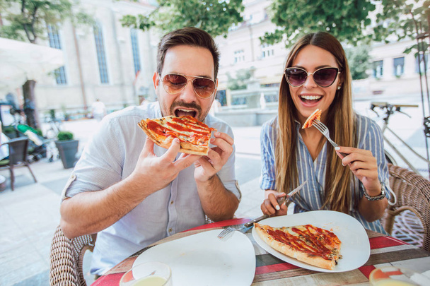 Çift pizza yemek açık havada snack. - Fotoğraf, Görsel