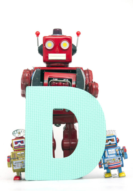 lettre majuscule D tenue par des jouets robot vintage
  - Photo, image