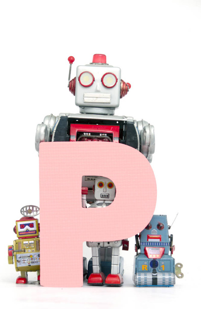 lettre majuscule P tenue par des jouets robot vintage
  - Photo, image