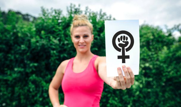 Žena zobrazeno symbolem feminismu - Fotografie, Obrázek