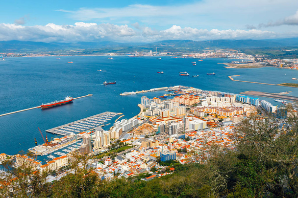 Vista sobre la ciudad de Gibraltar y el puerto marítimo desde la cima de la roca
 - Foto, imagen