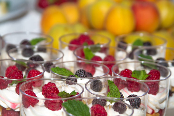 Festlicher Obsttisch, Getränke, Obst in Scheiben, Hochsommer, Pfirsiche, Süßkirschen, Erdbeeren, Kirschen, Snacks, Desserts - Foto, Bild