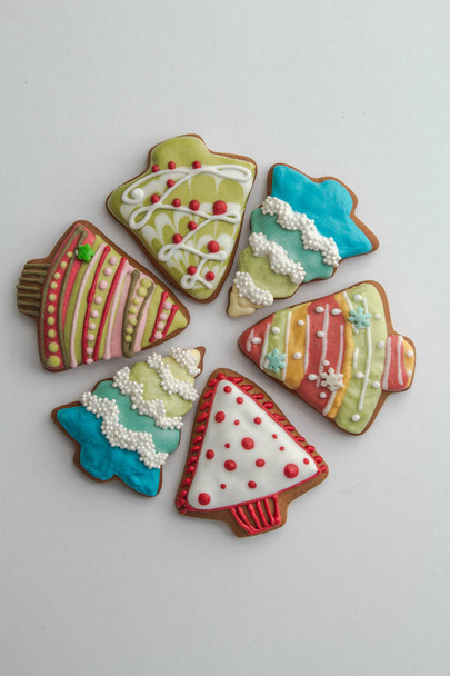 クリスマス休暇、おいしい甘いクッキーの様々 な形のクリスマス ケーキ - 写真・画像