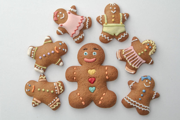 Kerst zoete taarten van verschillende vormen voor de kerstvakantie, heerlijke zoete koekjes - Foto, afbeelding