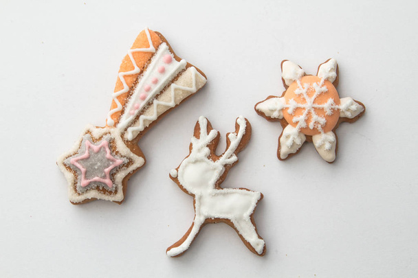 Casas de jengibre dulce de Navidad con diferentes formas para las vacaciones de Navidad, deliciosas galletas dulces
 - Foto, Imagen