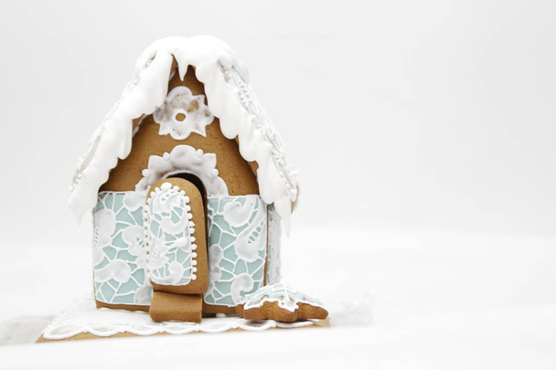 Weihnachtssüße Lebkuchenhäuser in verschiedenen Formen für die Weihnachtsfeiertage, leckere süße Plätzchen - Foto, Bild
