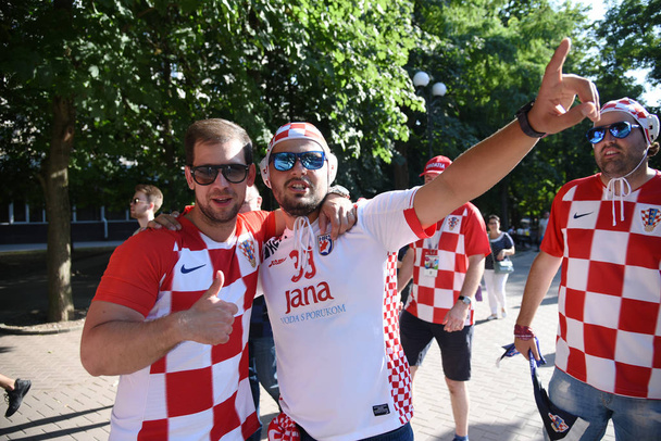 25 June 2018. Rostov-on-Don. Russia. A Croatian male football fan, wearing a water polo cap, supports the Croatian national team at the World Cup. Before the game in Sochi. - Fotografie, Obrázek