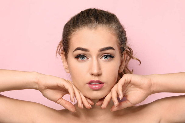 Young woman with beautiful eyebrows on color background - Fotografie, Obrázek