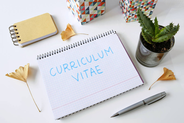 CV Curriculum Vitae zapisane w notesie na biały stół - Zdjęcie, obraz