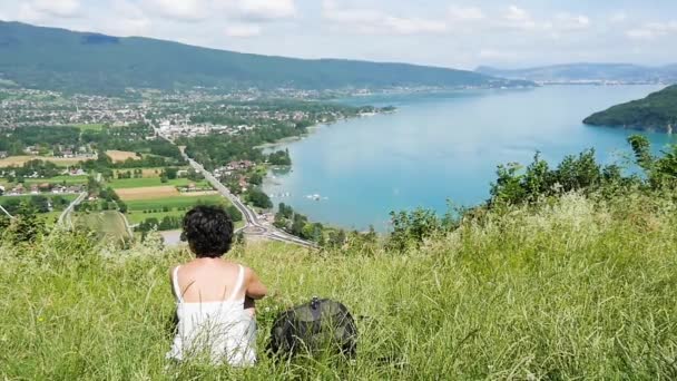 természetjáró néz Annecy-tótól a francia Alpok - Felvétel, videó