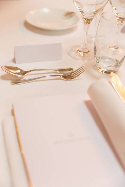 Λευκό ταμπελίτσες γάμος γιορτή τραπέζι με ασημικά - Φωτογραφία, εικόνα