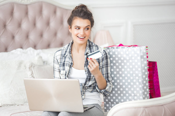 Giovane donna molto bella fare shopping online a casa
 - Foto, immagini