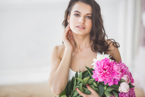 Ελκυστική γυναίκα με λουλούδια ροζ και λευκή Παιώνια - Φωτογραφία, εικόνα