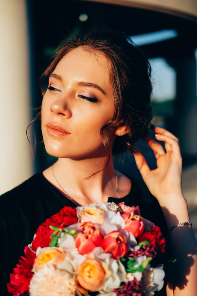sinnliche junge Frau mit wunderschönem Make-up und einem Strauß Sonnenlicht im Freien. Verlobungsvorbereitungen. - Foto, Bild