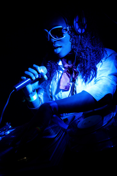 Afro american DJ under blue light - Foto, Imagem