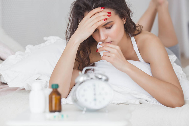 Nuori houkutteleva nainen, jolla on flunssa ja lääkitys
 - Valokuva, kuva