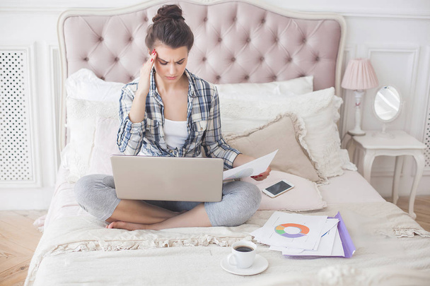 Fiatal nő fáradt dolgozik a laptop otthon - Fotó, kép