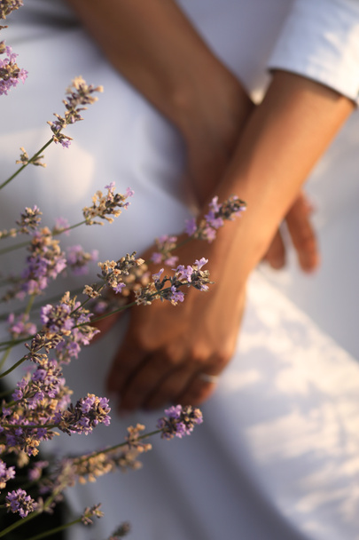 rajattu kuva nainen valkoinen mekko violetti laventeli kukkia
 - Valokuva, kuva