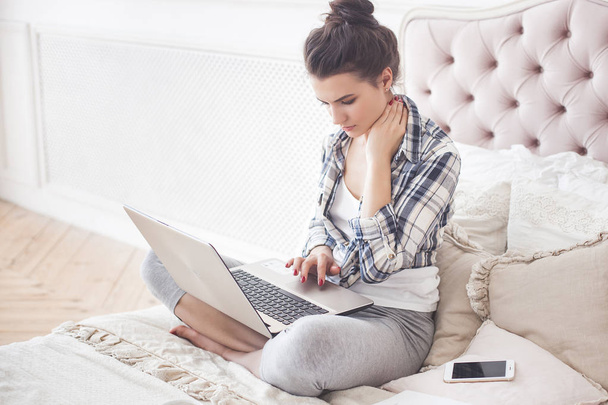 Mladá atraktivní žena pracovat doma na laptop - Fotografie, Obrázek