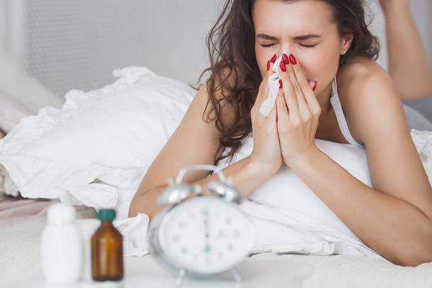 junge attraktive Frau mit Grippe und Medikamenten - Foto, Bild