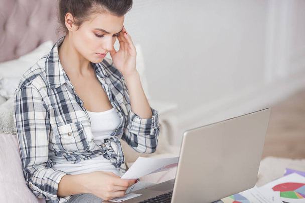 Fiatal, vonzó nő munka otthon a laptop - Fotó, kép