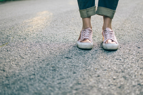 Chaussures féminines à la mode sur asphalte
 - Photo, image