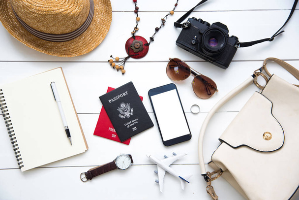 les femmes. Passeports, Le coût des cartes de voyage préparées pour le voyage sur plancher de bois blanc
 - Photo, image