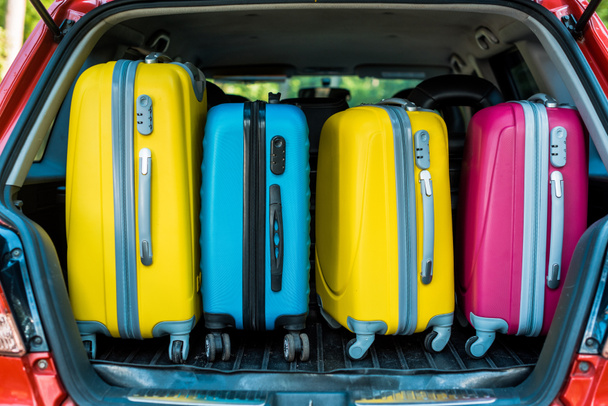 sacos de viagem coloridos no tronco do carro
 - Foto, Imagem