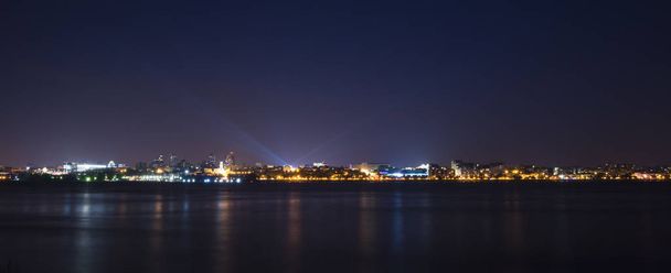 argine del fiume Volga di notte a Samara, Russia. Vista panoramica sulla città. 3 luglio 2018
 - Foto, immagini