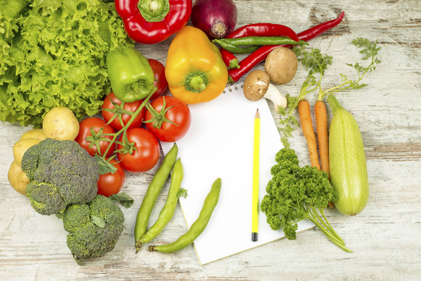Organiczne, świeże warzywa na białym tle - Zdjęcie, obraz