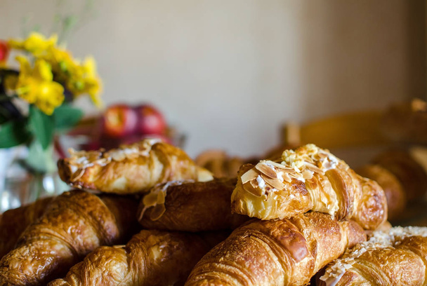 Mandlové croissanty pečou doma rodinnou snídani. Kopírovat prostor - Fotografie, Obrázek