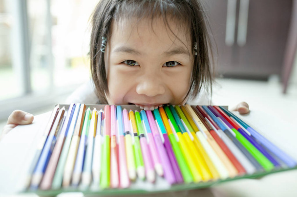 アジアのこどもと色鉛筆のトレイを冗談 - 写真・画像