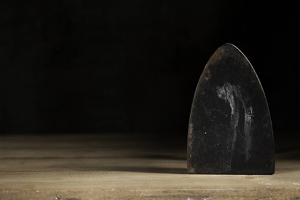 Πρωτότυπα αντικέ σιδήρου σε ξύλο και μέταλλο φόντο - Φωτογραφία, εικόνα