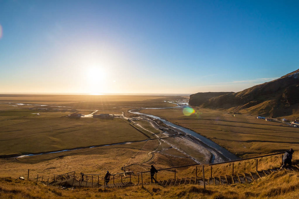 İzlanda için seyahat. Şelale Skogafoss yakınındaki güzel İzlanda manzara - Fotoğraf, Görsel