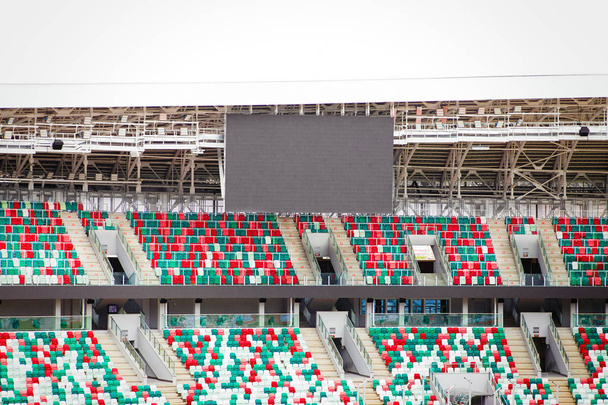 Leeg stadion tribunes samen met een lege zwarte elektronische scoreboar - Foto, afbeelding