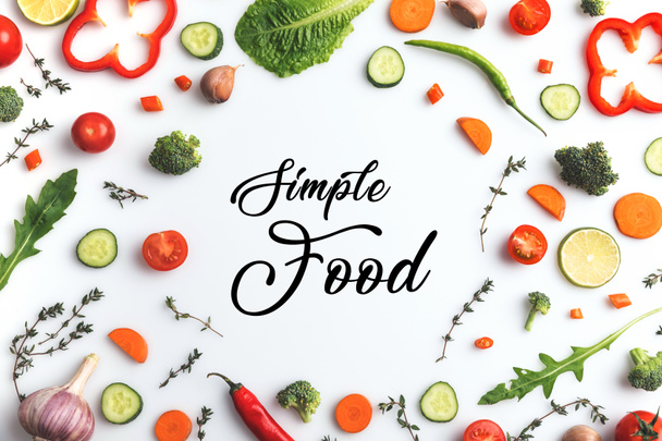 カット野菜は白、シンプルな食べ物碑文に分離したの円のトップ ビュー - 写真・画像