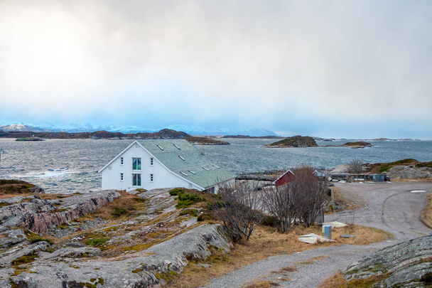 Panorama del paisaje otoñal en Noruega - casa típica de fondo
 - Foto, imagen