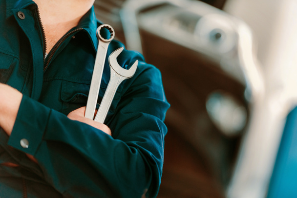 περικοπεί shot του auto μηχανικός στη συνολική εκμετάλλευση κλειδί γαλλικό κλειδί και δαχτυλίδι - Φωτογραφία, εικόνα